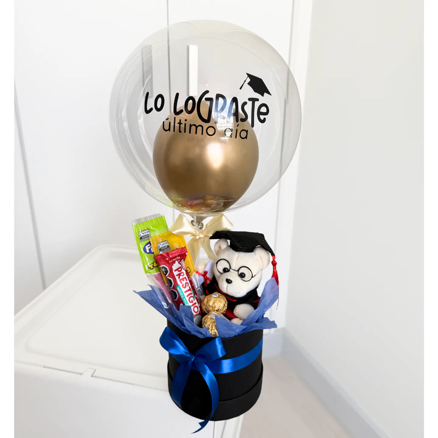 Box de Graduación con Oso Peluche, Chocolates y Globo Burbuja Personalizado 1