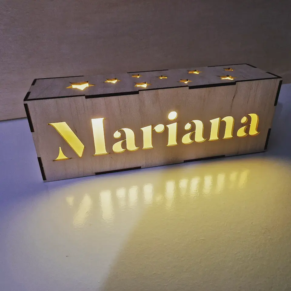 Candeeiro de Madeira com Nome [Nome Personalizável] 1