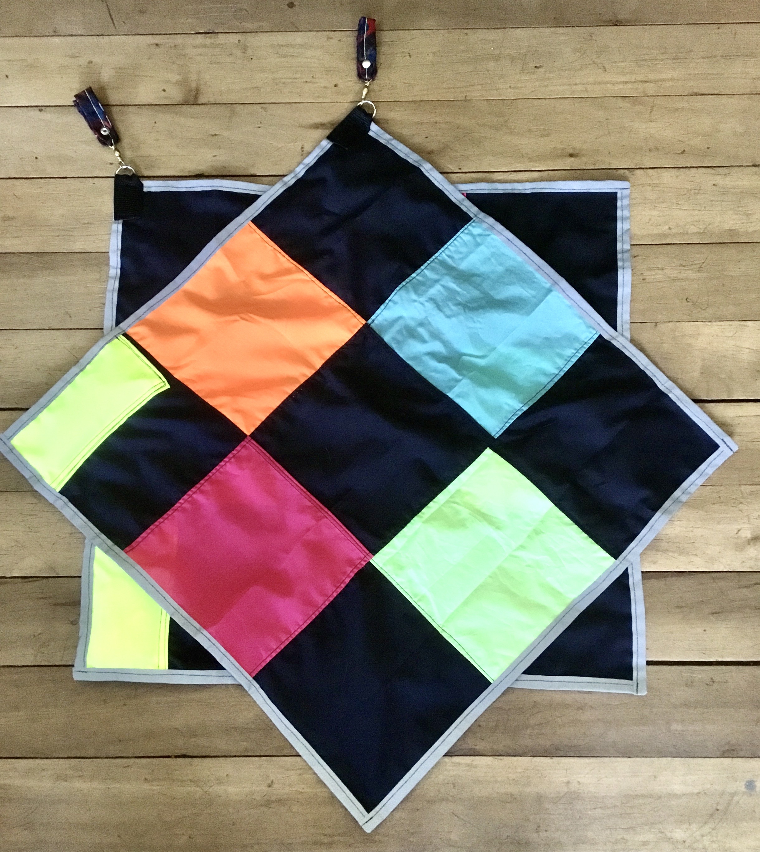 Banderas cuadrados multicolor con reflectante 