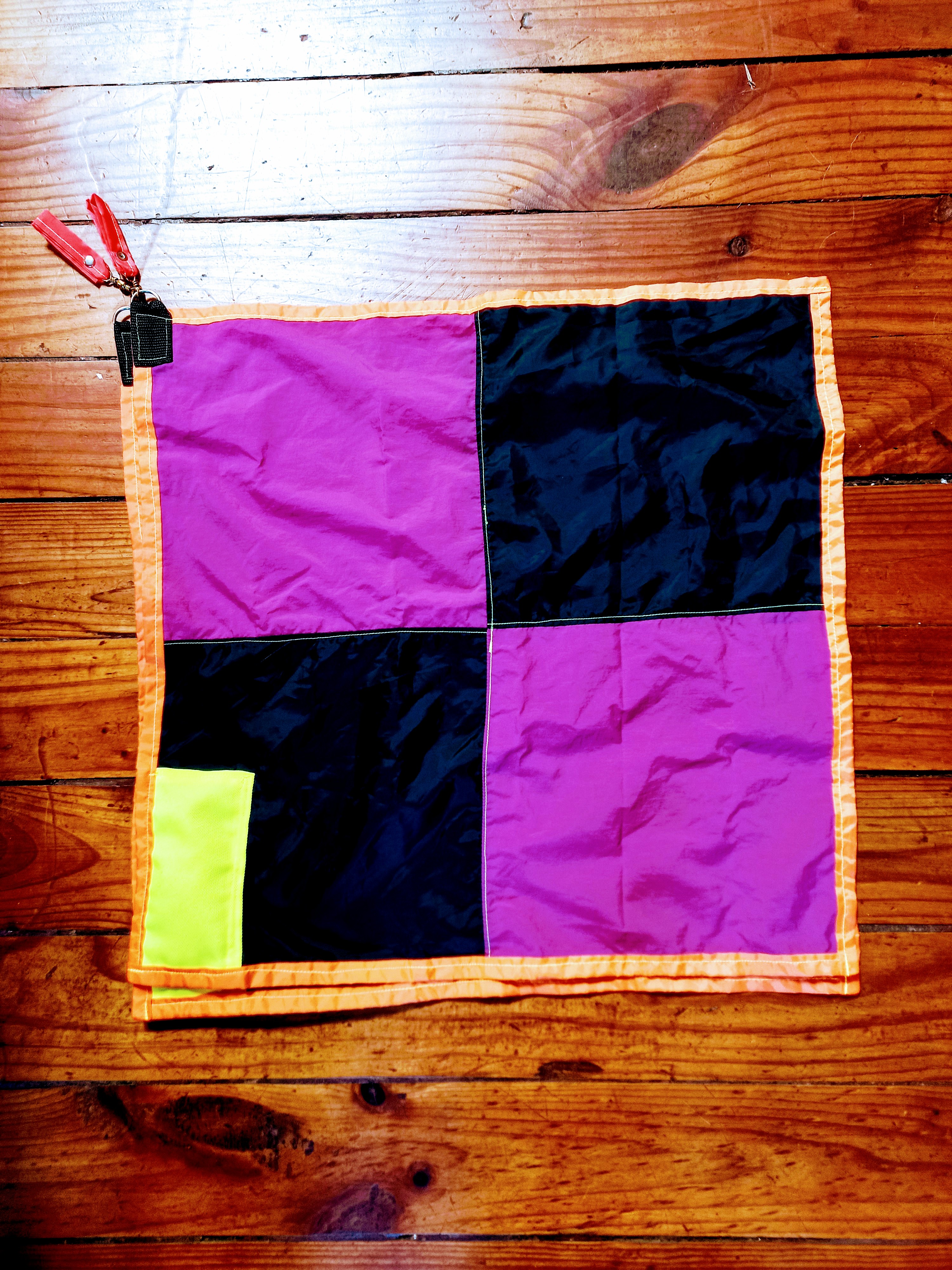 Banderas Bi-color Fucsia/Negro.