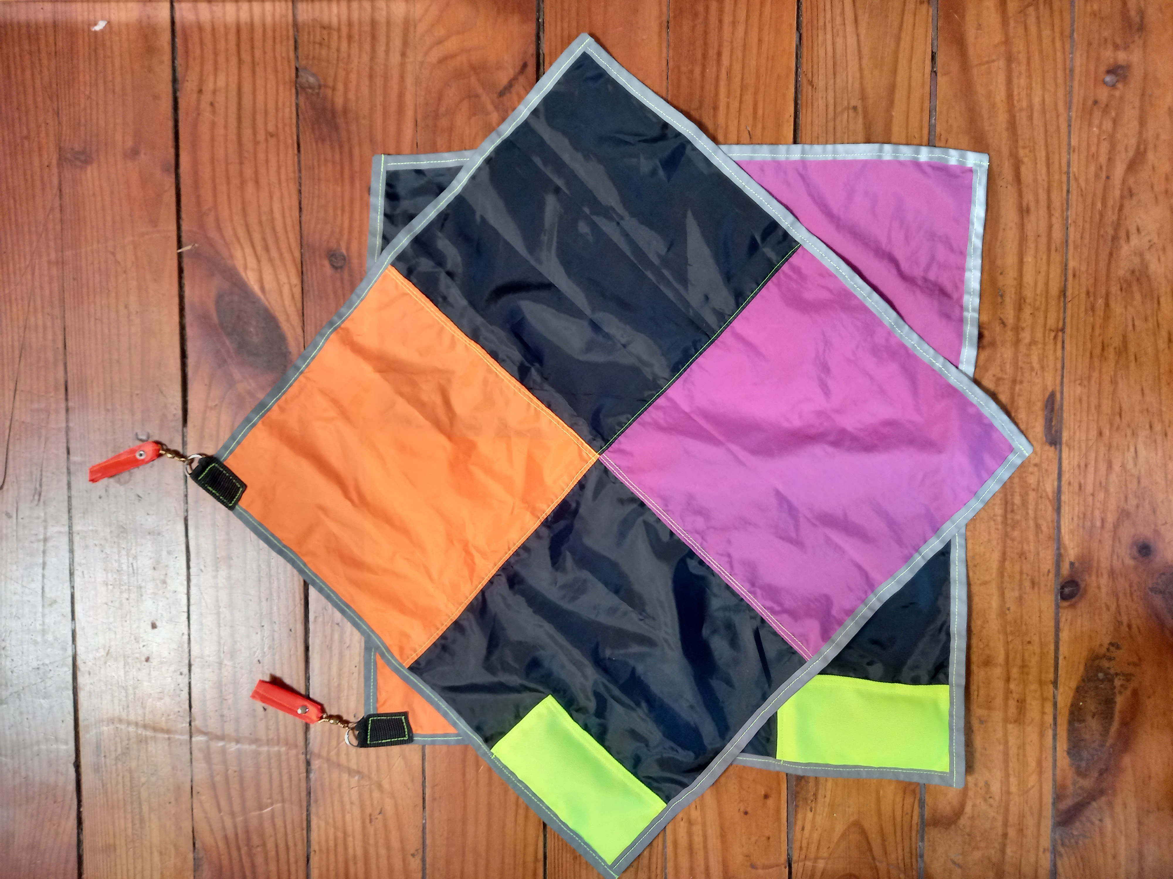 Banderas Tri-color Fucsia/Naranjo/Negro con reflectante.