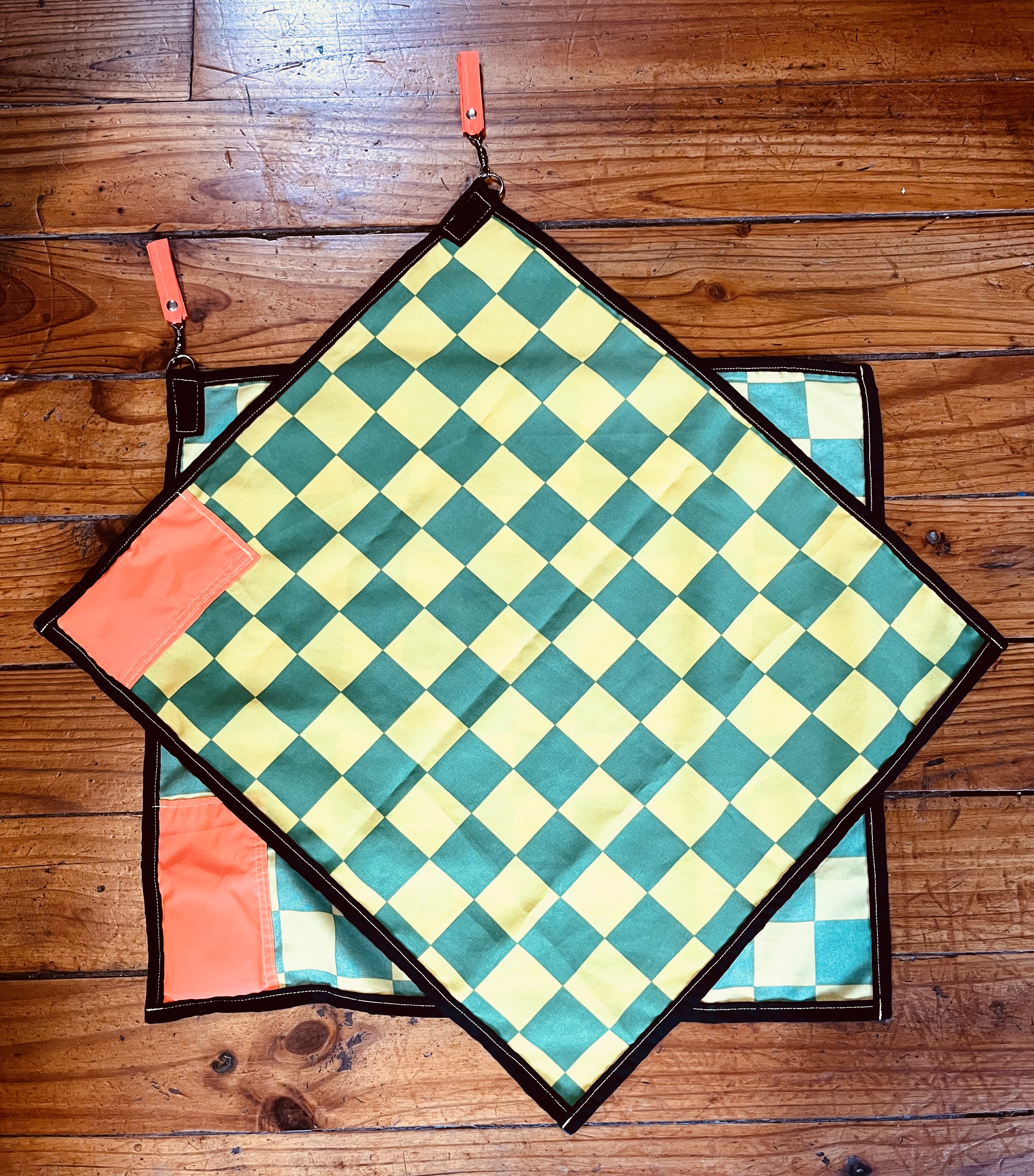 Banderas cuadros verdes y amarillos
