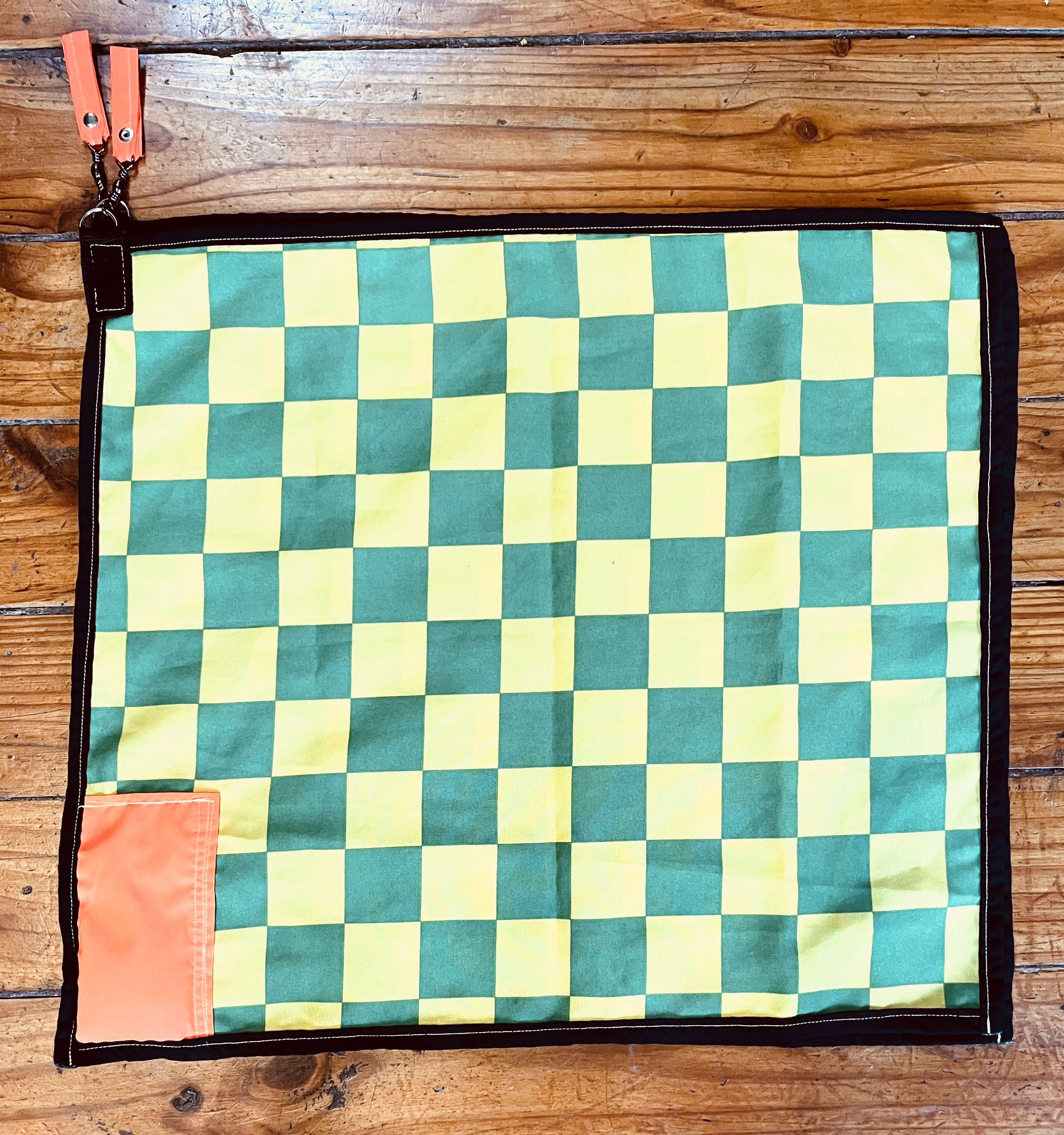 Banderas cuadros verdes y amarillos