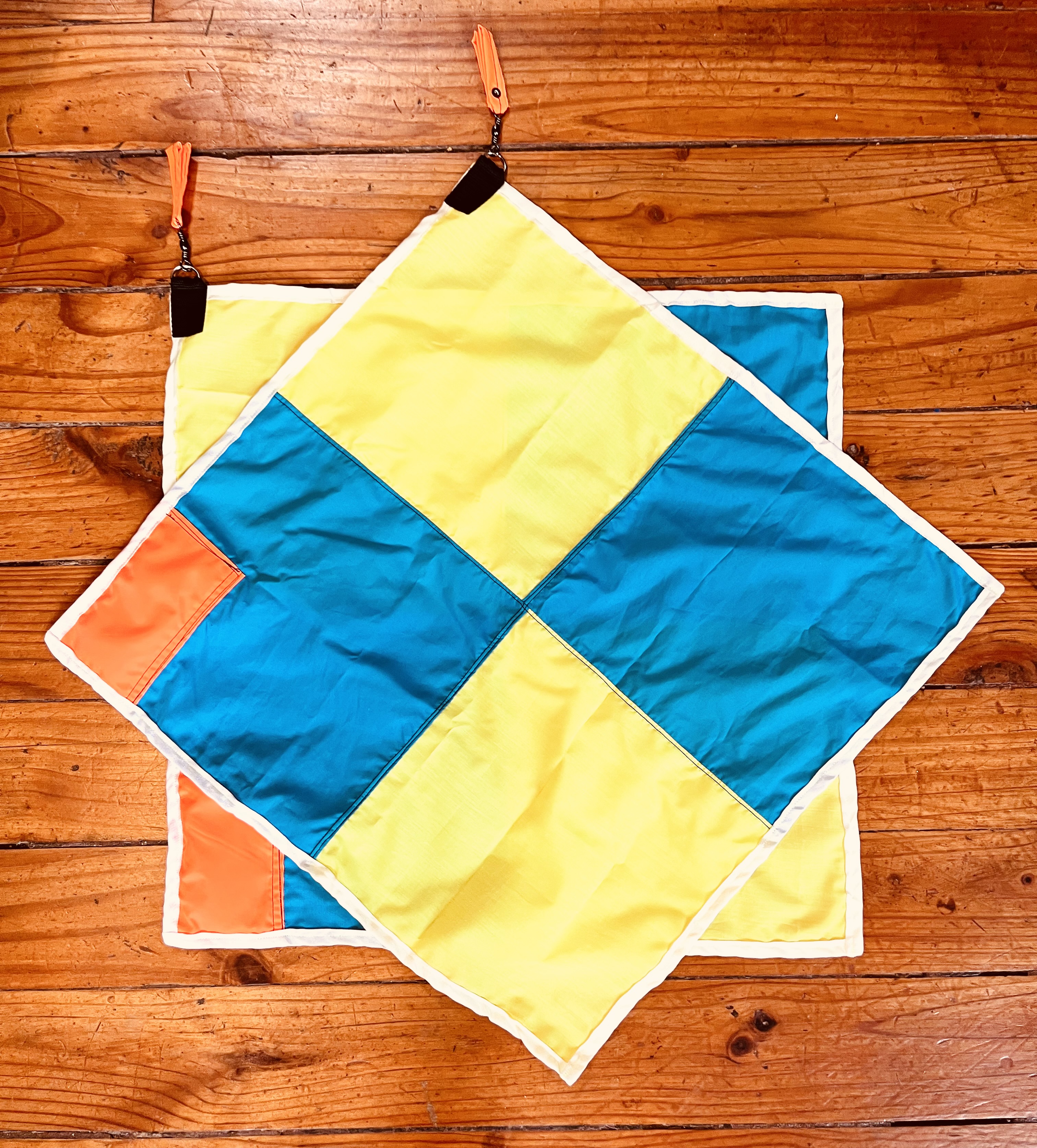 Banderas cuadros calypso y amarillo