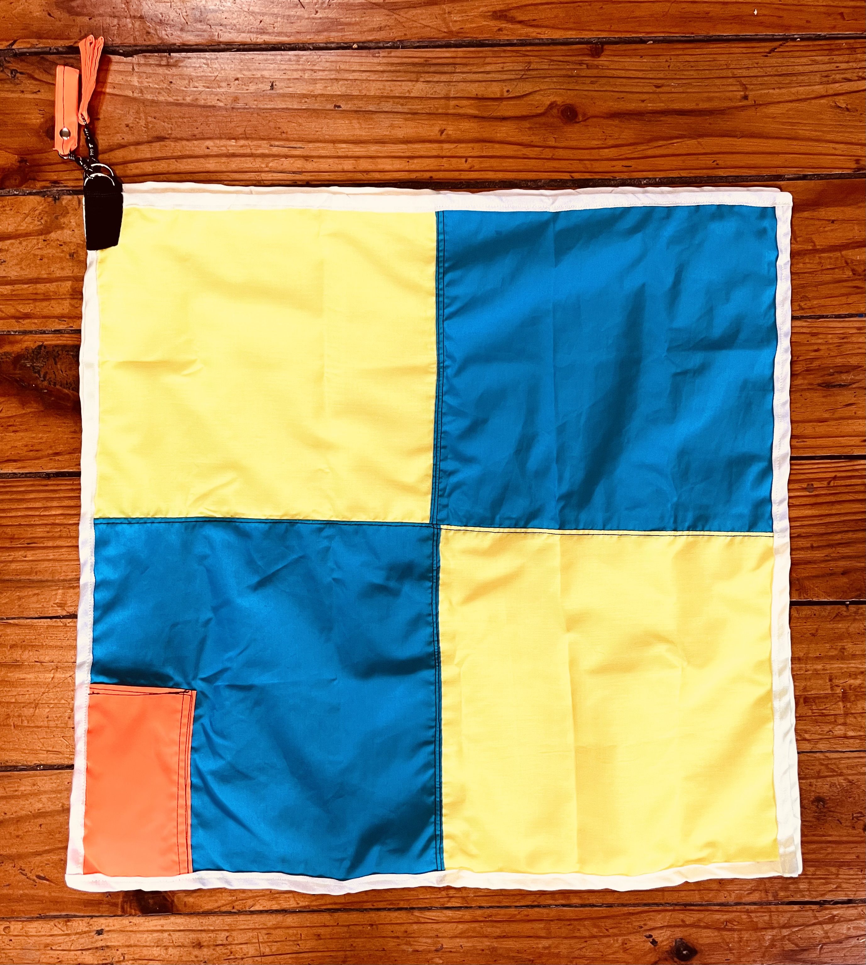 Banderas cuadros calypso y amarillo