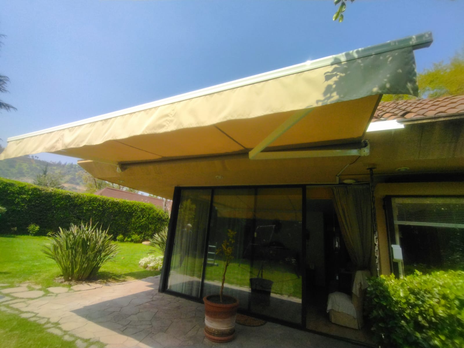 Toldo Retráctil Europeo 6x4 mt  color beige 1