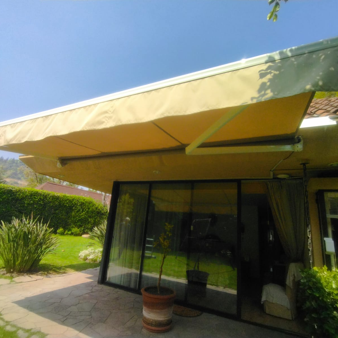Toldo Retráctil Europeo 6x4 mt  color beige 1