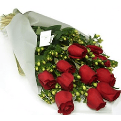 Ramo de 12 rosas más hipericum | Regala Amor y Pasión