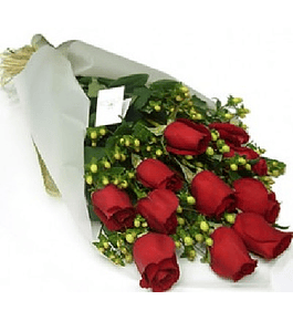Ramo de 12 rosas más hipericum | Regala Amor y Pasión