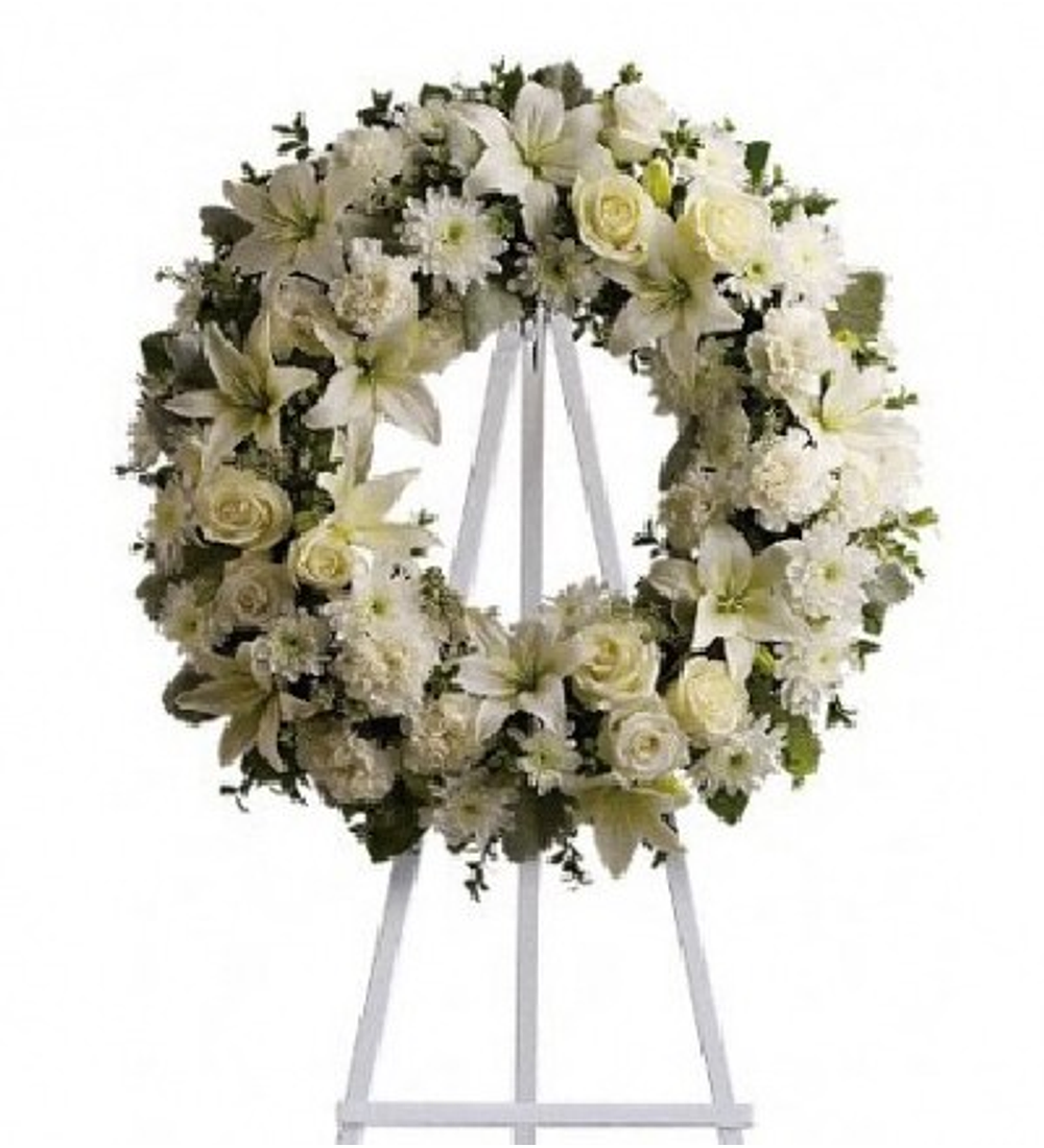 Corona de flores tonos blancos en atril  | Transmite Serenidad y Paz 