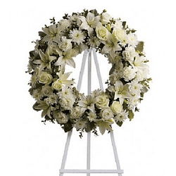Corona de flores tonos blancos en atril  | Transmite Serenidad y Paz 