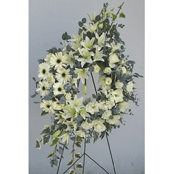 Corona de flores mixtas blancas y eucaliptus