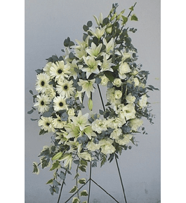 Corona de flores mixtas blancas y eucaliptus