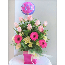 Arreglo floral de rosas, gerberas y lisianthus con globo