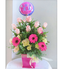 Arreglo floral de rosas, gerberas y lisianthus con globo
