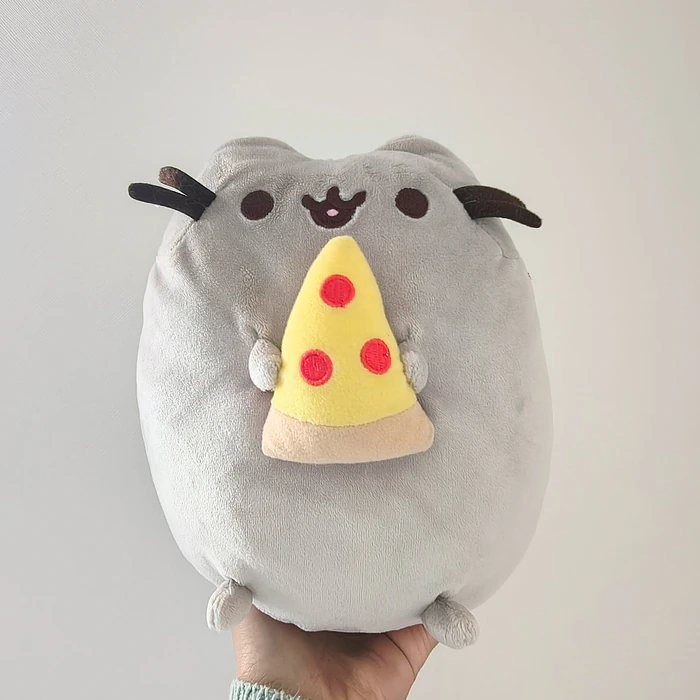 Peluche Pusheen con una pizza 1