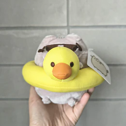 Peluche Pusheen con Lentes y Flotador de Patito