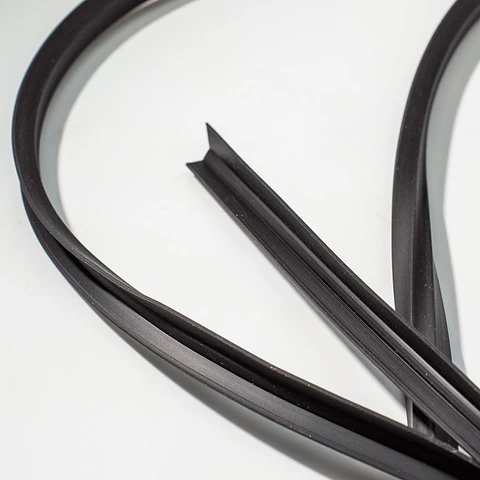 BURLETE TIPO "U" GOMA NEGRA - ROLLO 50 METROS 