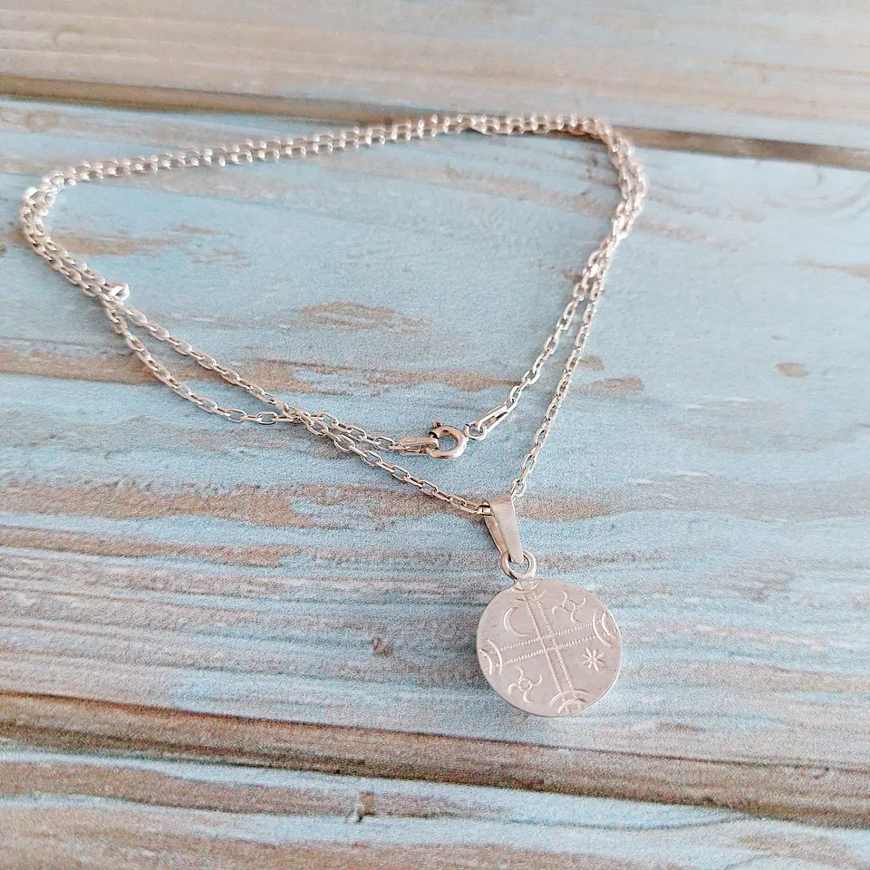 Collar Kultrún Cincelado hecho a mano en plata 950 1