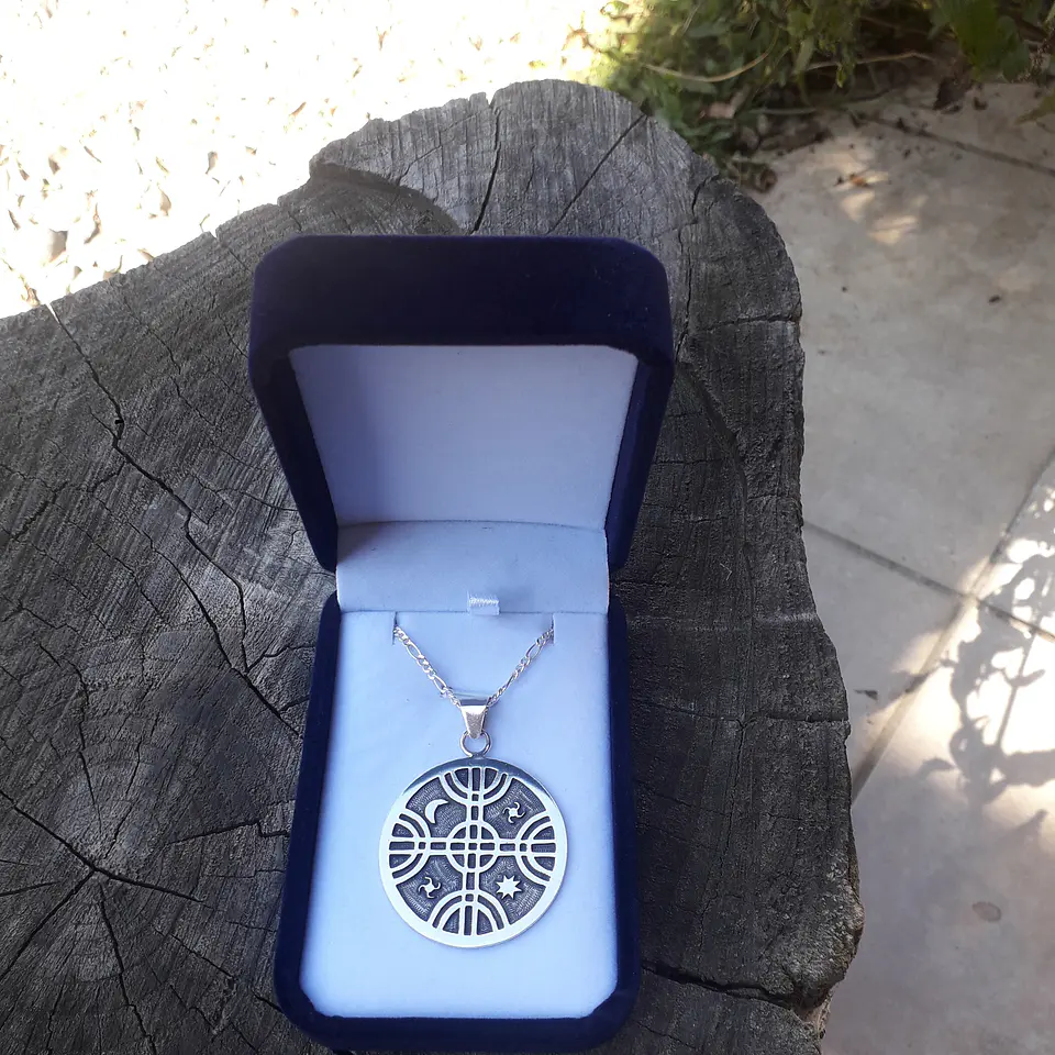 Collar Mapuche Kultrún con fondo envejecido hecho a mano en plata 950 1