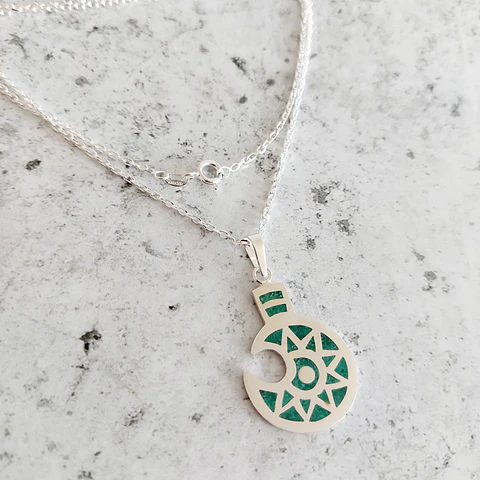 Collar Mapuche Toki Kura hecho a mano en plata 950 y Malaquita