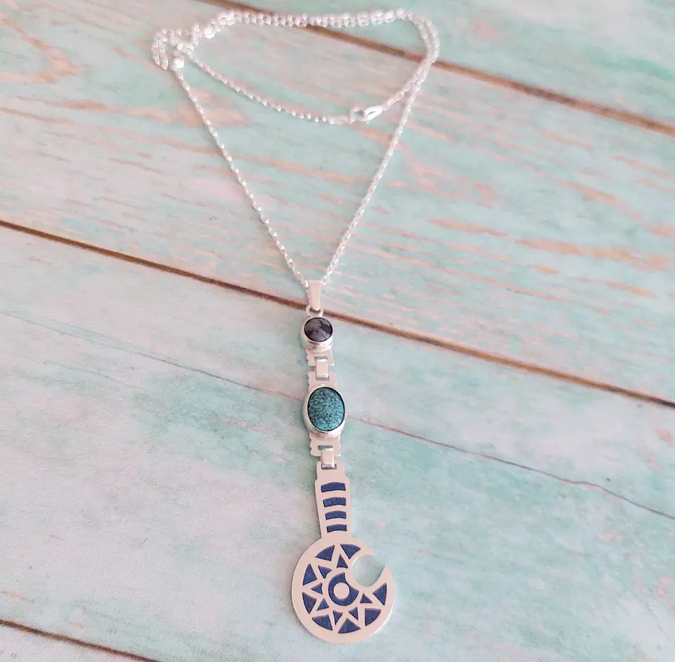 Collar Toki Kura Mapuche hecho en plata 950 con piedra Onix negro y Turquesa 1
