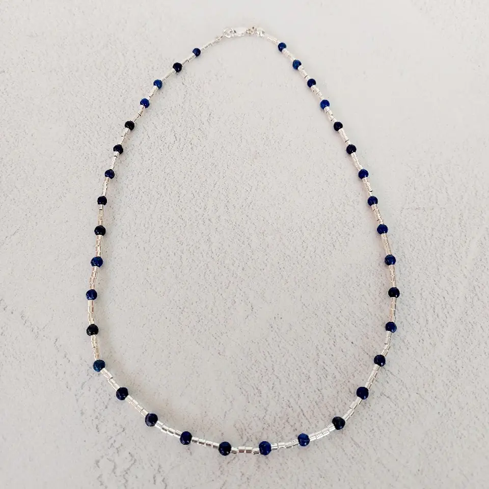 Chain of round seed beads and lapis lazuli 1