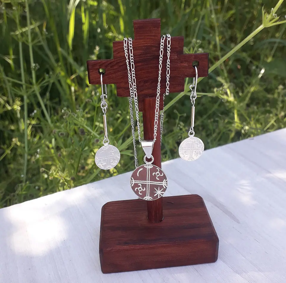 Conjunto Collar y Aros Kultrún cincelados hechos en plata 950 1