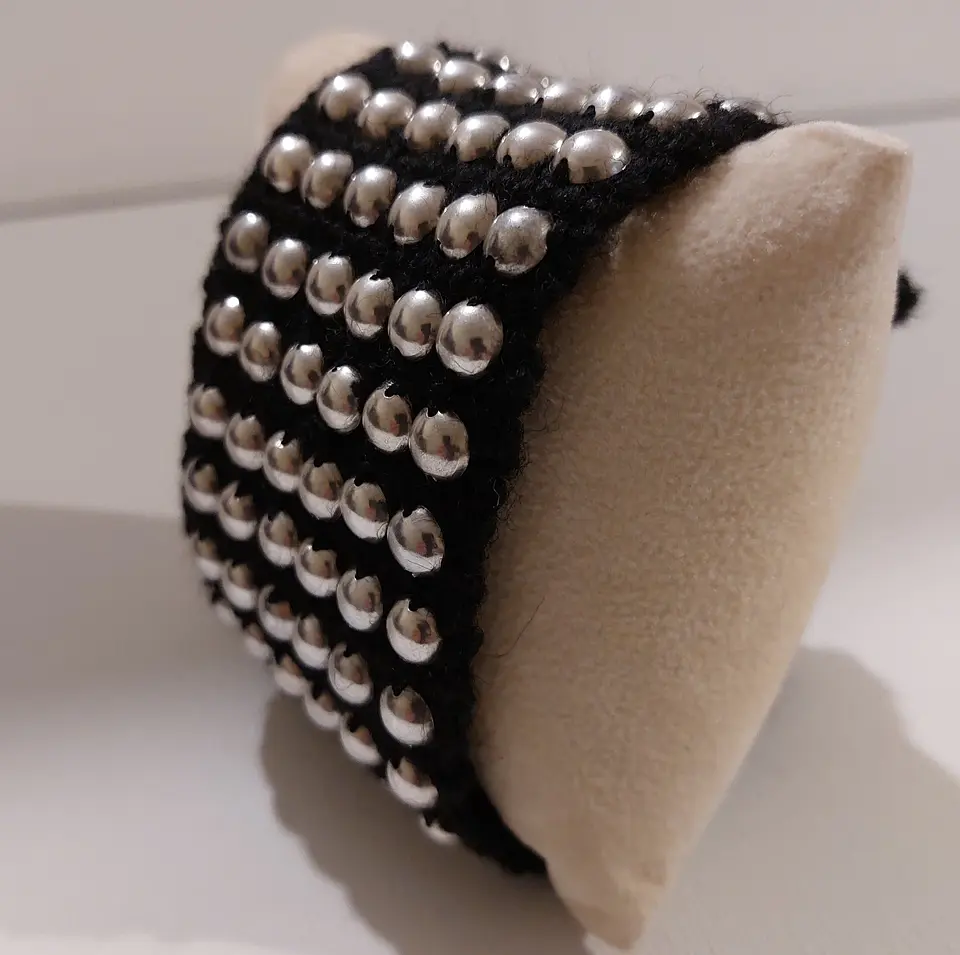 Pulsera Brazalete de lana natural y cúpulas de Plata 1