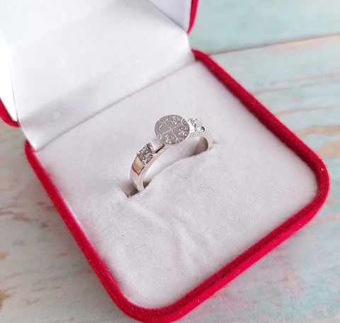 Anillo Kultrún con Circones Blancos hechos a mano en plata 950