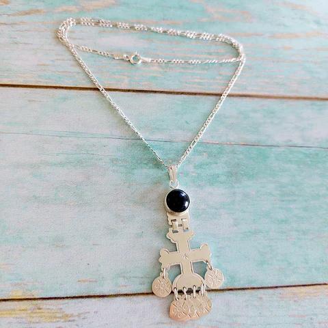 Collar Mapuche segmento Trapelakucha de plata 950 y piedra Onix