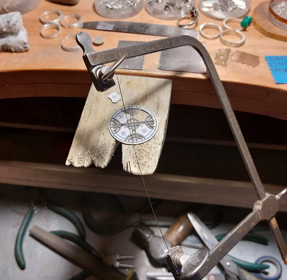 Collar Mapuche Kultrún con fondo envejecido hecho a mano en plata 950 5
