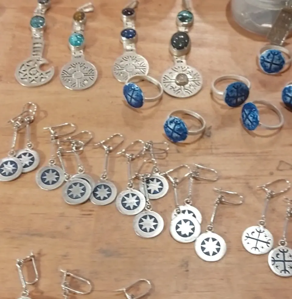 Collar Toki Kura Mapuche hecho en plata 950 con piedra Onix negro y Turquesa 3