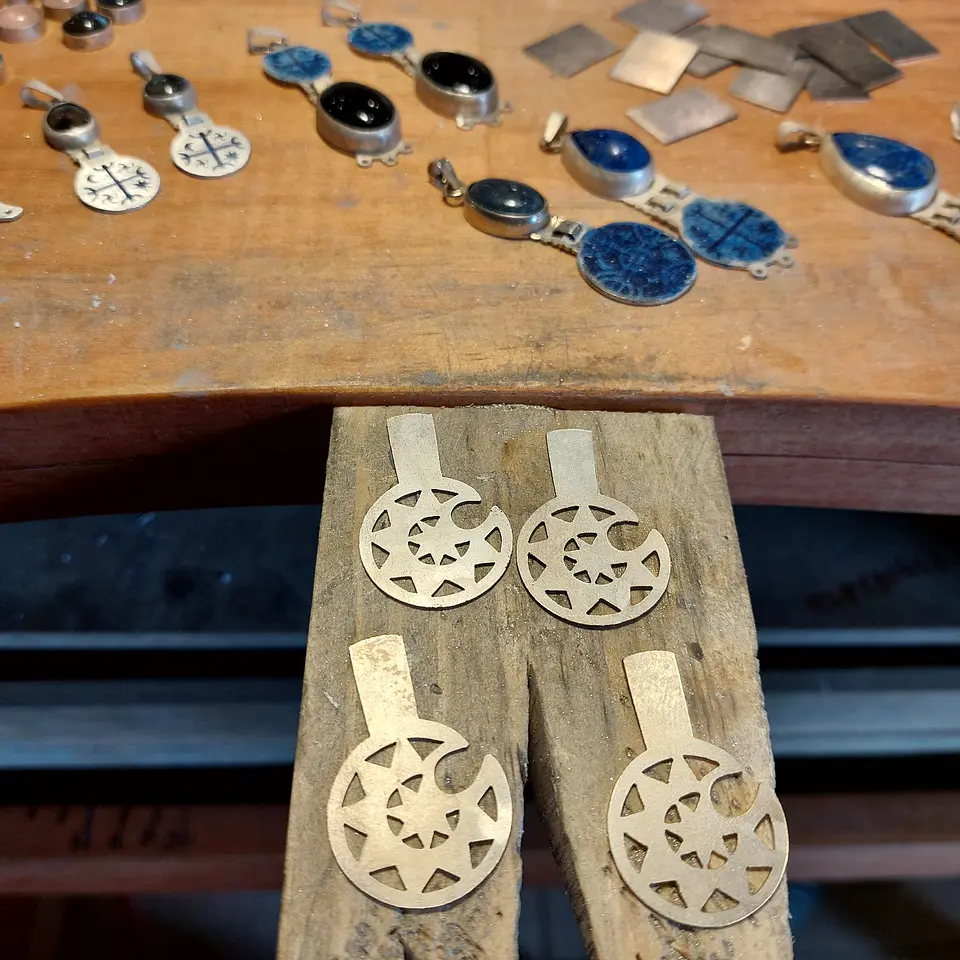Collar Toki Kura hecho a mano en plata 950 con cadena mapuche y Lapislázuli 3