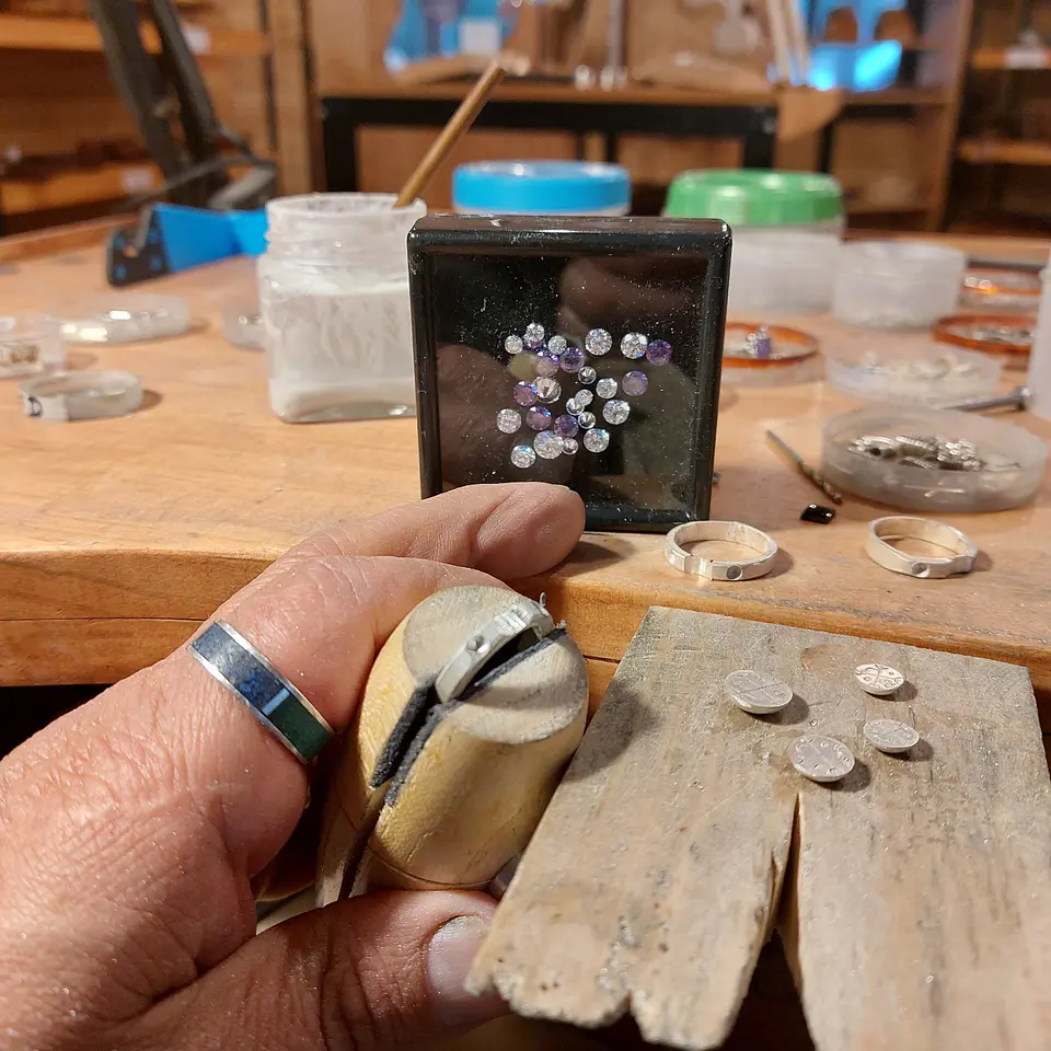 Anillo Kultrún con Circones Blancos hechos a mano en plata 950 5