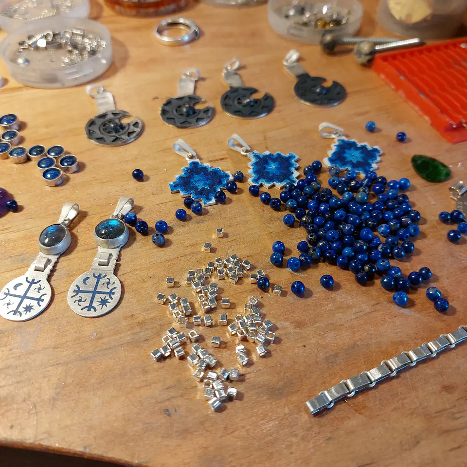 Chain of round seed beads and lapis lazuli 2
