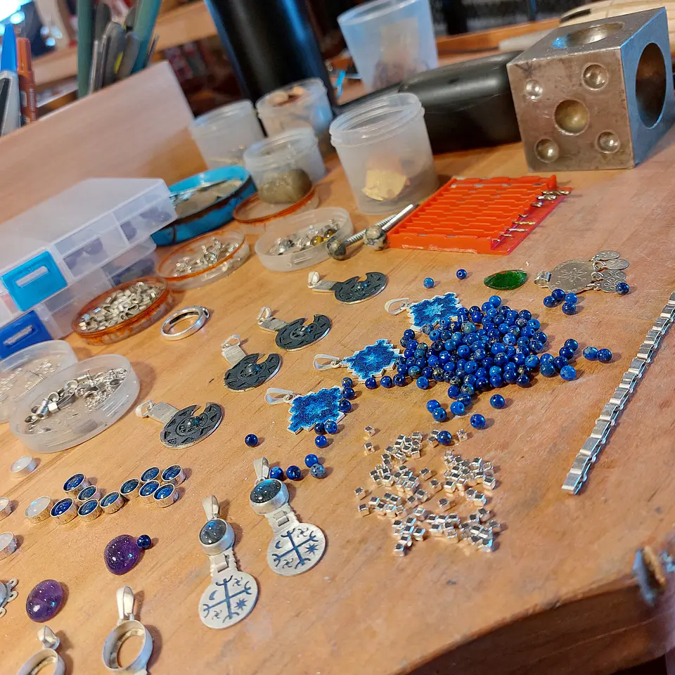 Chain of round seed beads and lapis lazuli 3