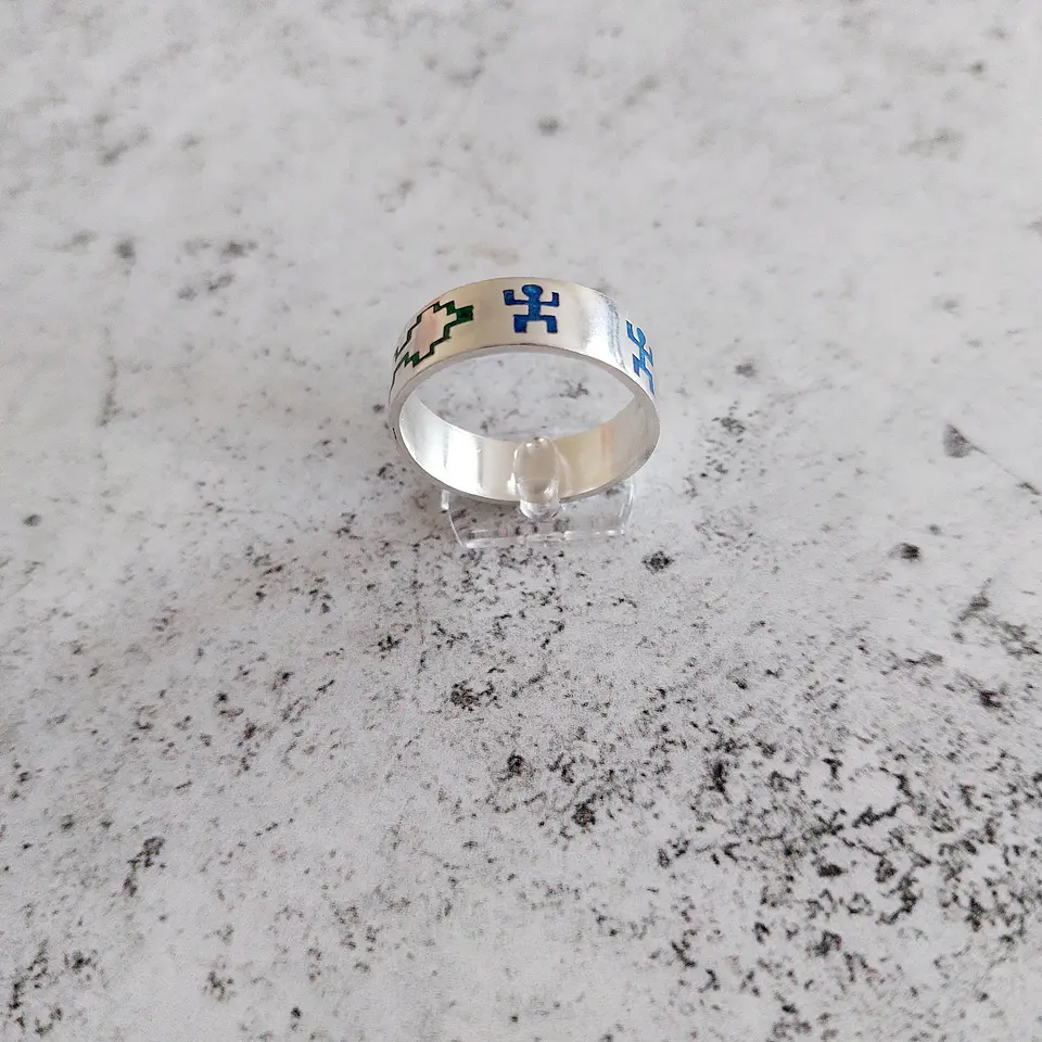 Anillo Mapuche Chakana Pillán hecho en plata 950 y piedra Malaquita 2