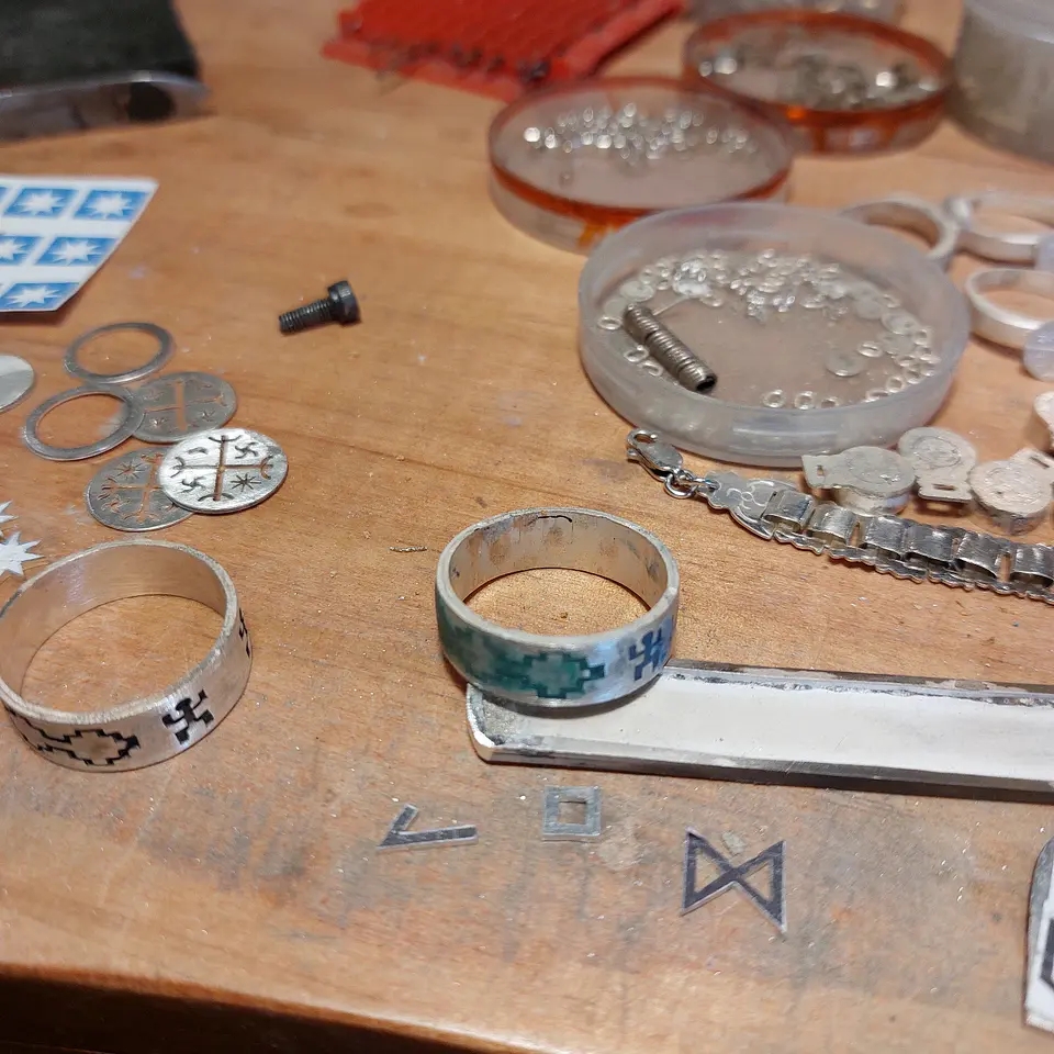 Anillo Mapuche Chakana Pillán hecho en plata 950 y piedra Malaquita 3
