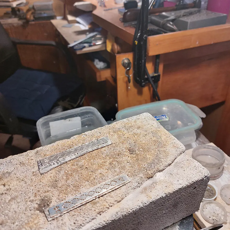 Anillo Mapuche Chakana Pillán hecho en plata 950 y piedra Malaquita 4