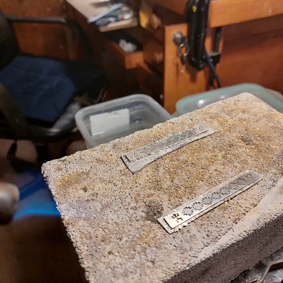 Anillo Mapuche Chakana Pillán hecho en plata 950 y piedra Malaquita 5