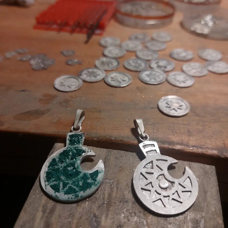 Collar Mapuche Toki Kura hecho a mano en plata 950 y Malaquita 3