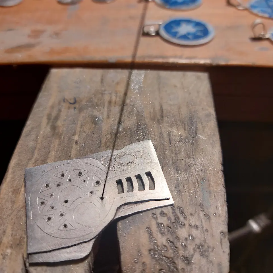 Collar Mapuche Toki Kura con Jaspe rojo y piedra volcánica hecho a mano en plata 950 2