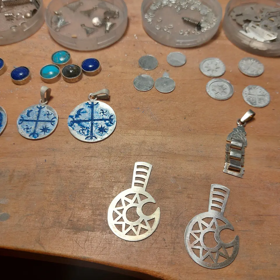 Collar Mapuche Toki Kura con Jaspe rojo y piedra volcánica hecho a mano en plata 950 3