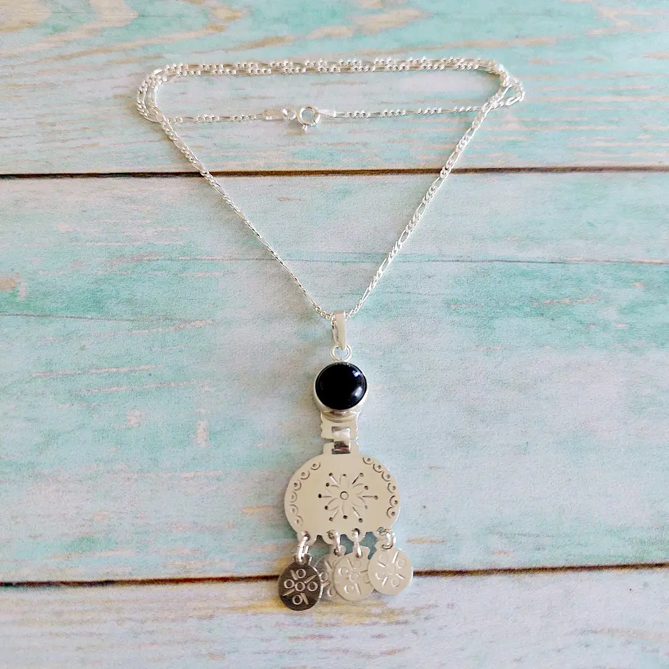 Collar Mapuche hecho en plata 950 con Piedra Onix 1