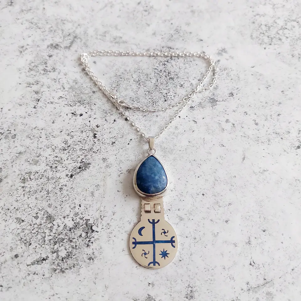 Collar Kultrún hecho en plata 950 y Lapislázuli 1