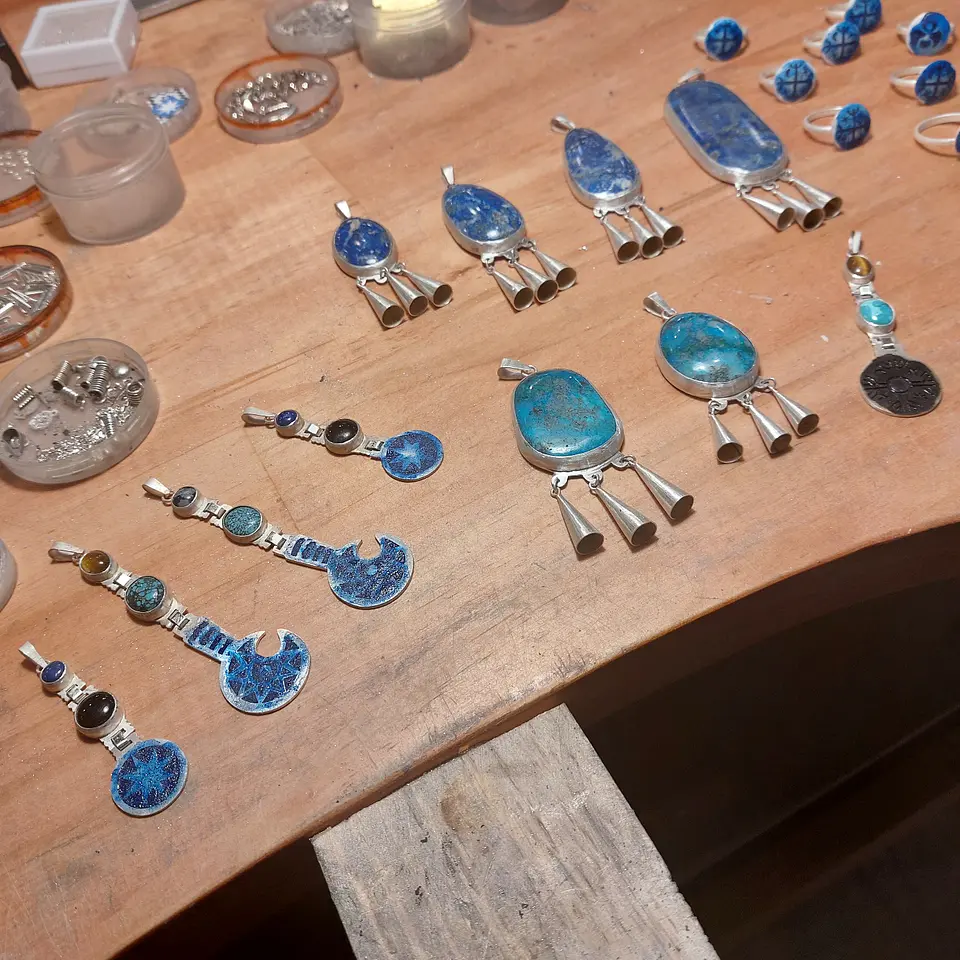 Collar Kultrún de plata 950 con piedra Ojo de tigre y Turquesa 2