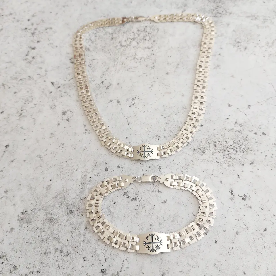 Conjunto Collar y Pulsera diseño Kultrún Mapuche hechos a mano en plata 950 1