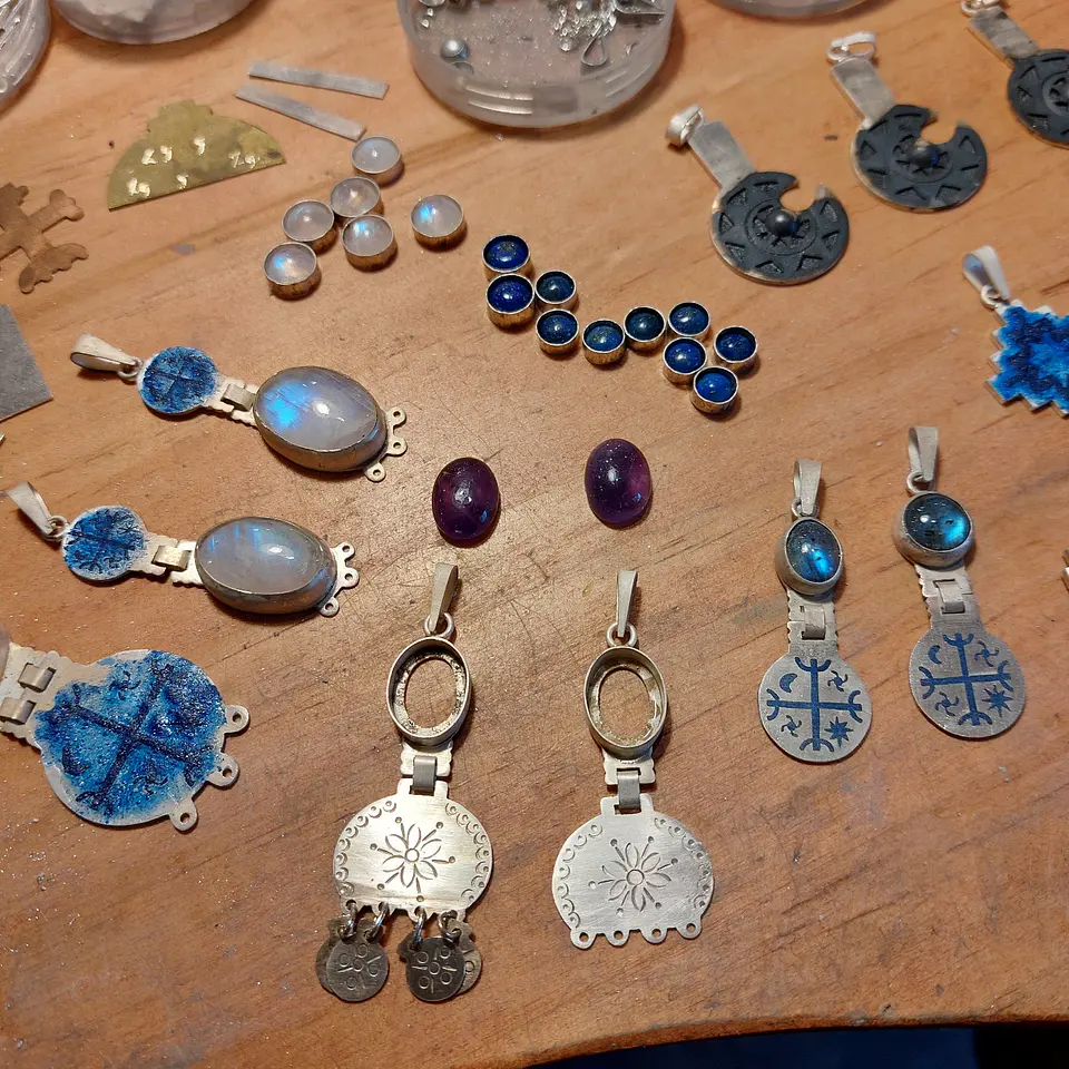 Collar Kultrún hecho a mano en plata 950 y Piedra Luna 2