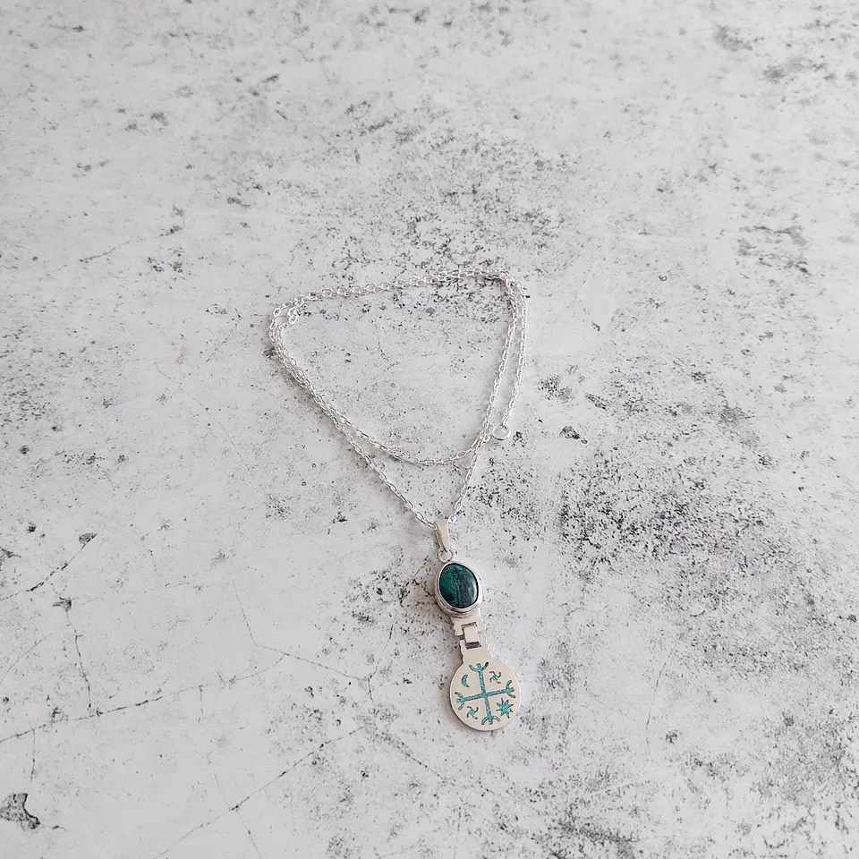 Collar Mapuche Kultrún hecho a mano en Plata 950 con piedra Malaquita  1